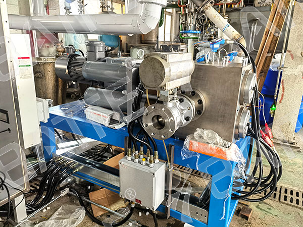 hot melt adhesive melt pump and screen changer in extruder
