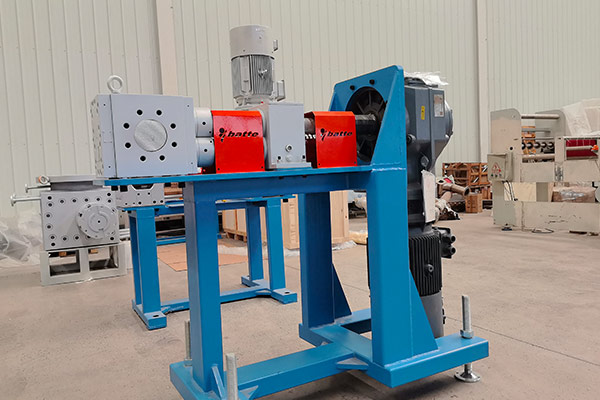double axis melt pump