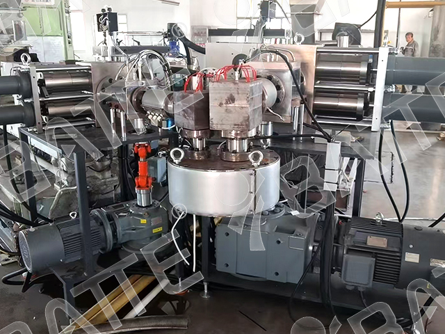 EPP pelletizing melt pump and screen changer